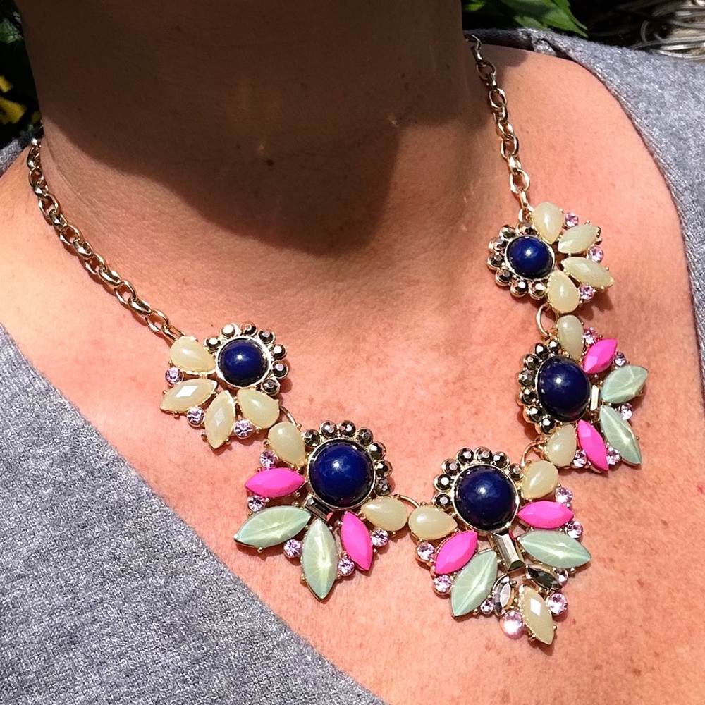 ✨NWOT Statement necklace from NY & Co. colorful and sparkly, adjustable.